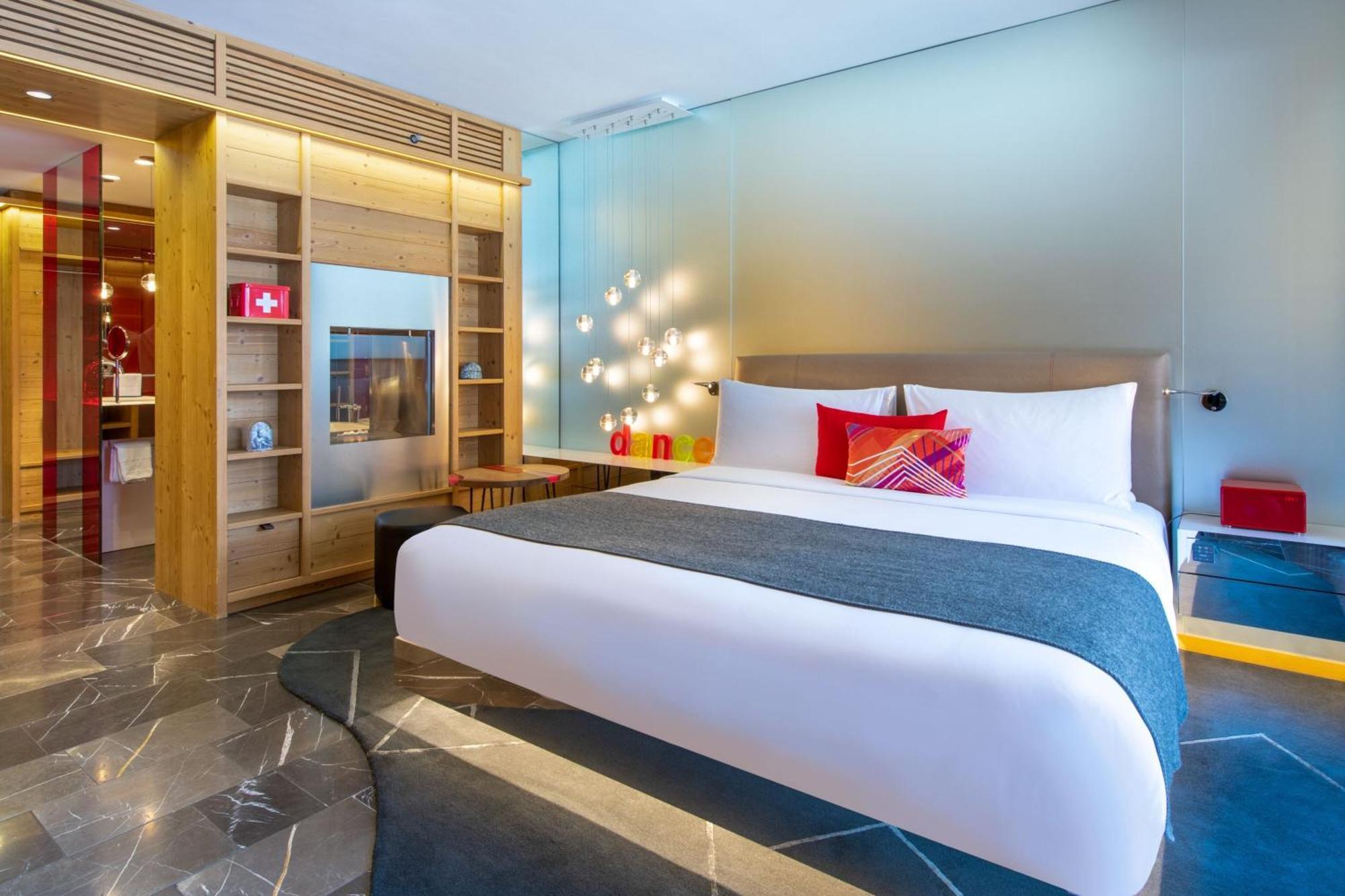 Cozy Family Room with One King Bed, One Single Bed and Balcony